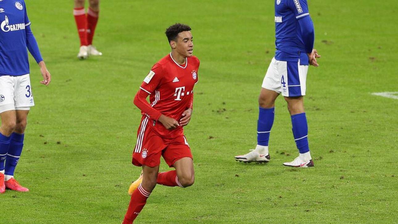 Jamal Musiala nach seinem Tor gegen Schalke 04, das ihn zum jüngsten Bundesligatorschützen des FC Bayern machte
