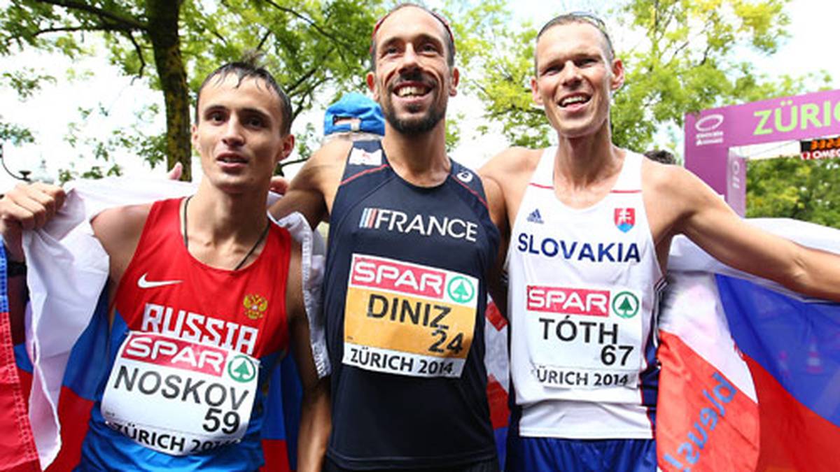 Diniz (M.) feiert seinen Erfolg mit dem zweitplatzierten Slowaken Matej Toth (r.) und dem Dritten Iwan Noskow aus Russland