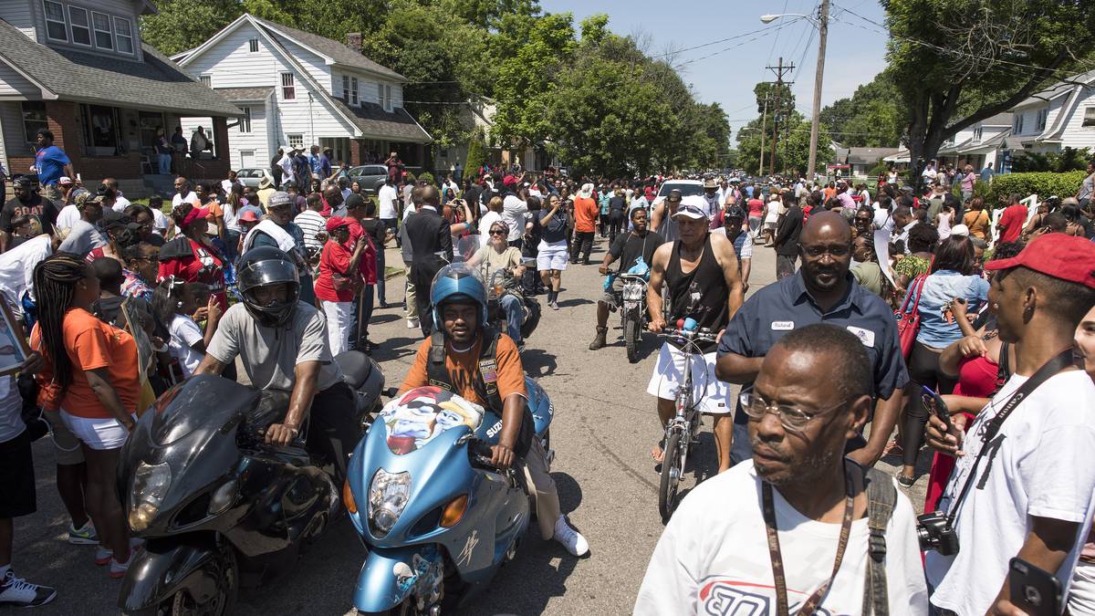 Viele Menschen machen sich sogar auf den Weg, um dem Leichenwagen zu folgen