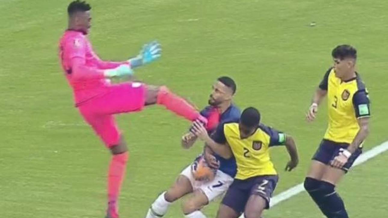 Ecuadors Torwart Alexander Domínguez (l.) trifft Matheus Cunha am Hals