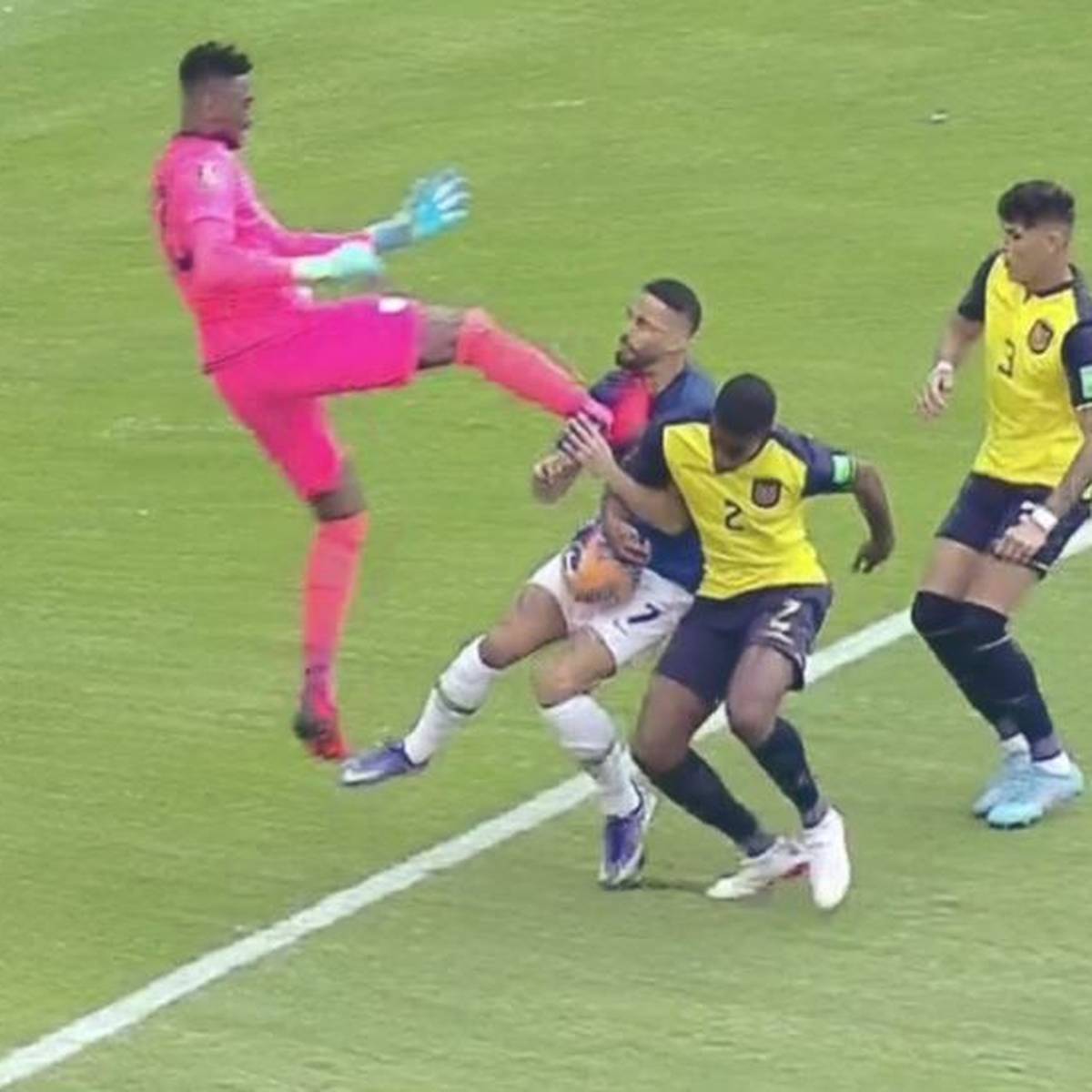 Das Spiel in der WM-Qualifikation zwischen Ecuador und Brasilien wird von einer üblen Szene überschattet. Torwart Alexander Domínguez wird nach einem Horror-Tritt des Feldes verwiesen.