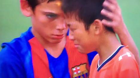 Ein Barca-Youngster tröstet seinen niedergeschlagenen Gegner