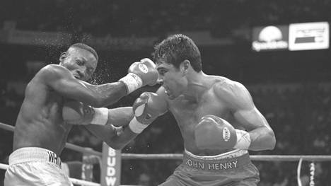Pernell Whitaker (l.) während seines Kampfes gegen Oscar de la Hoya am 12. April 1997. Am Sonntag verstarb er im Alter von 55 Jahren bei einem Verkehrsunfall. 
