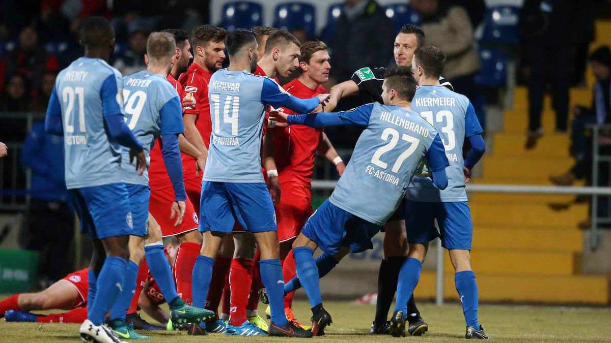 Ganz anders ab der Halbzeit, nach der sich ein echter Pokalfight anbahnt. Insgesamt acht Gelbe Karten und eine Gelb-Rote, Bielefelds Staude fliegt in der 115. Minute bekommen die Zuschauer im Dietmar-Hopp-Sportpark zu sehen. Rudelbildung inklusive