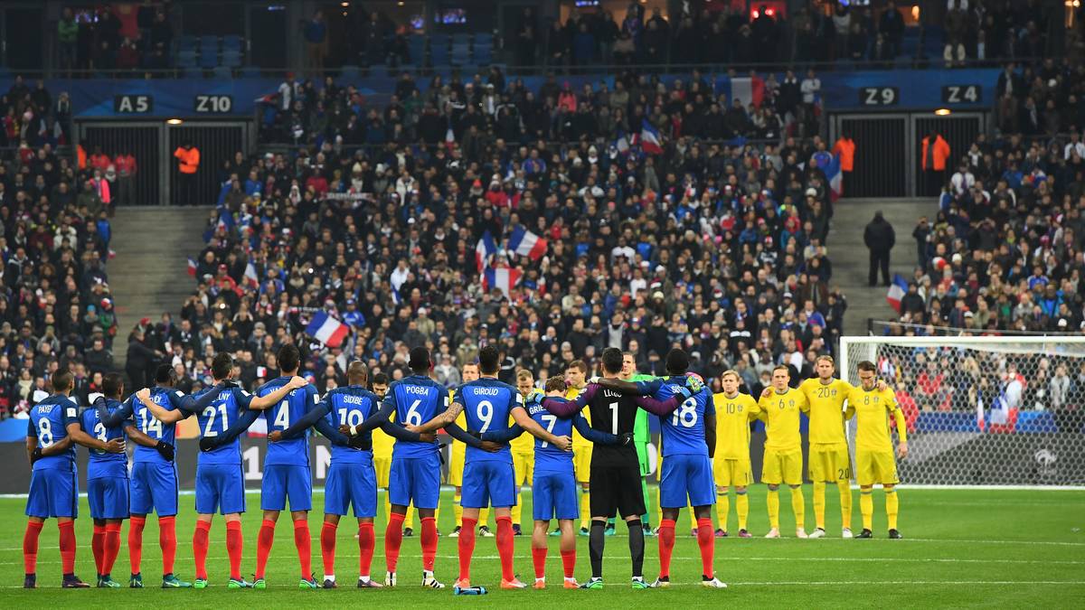 Blick nach Paris: An diesem Wochenende jähren sich die verheerenden Terroranschäge - Frankreich und Schweden legen vor der Partie eine Gedenkminute ein