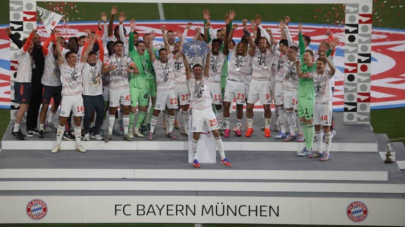 Thomas Müller hob die Meisterschale als erster Bayern-Star hoch