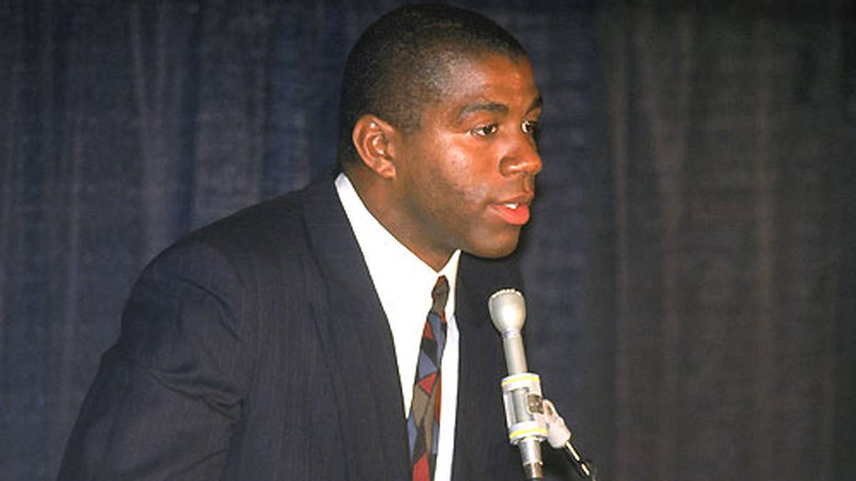 ...denn während einer Routine-Untersuchung vor der Saison 1991/92 wurde bei "Magic" das HIV-Virus festgestellt. Am 7.November 1991 gab Johnson auf einer Pressekonferenz sein sofortiges Karriereende bekannt