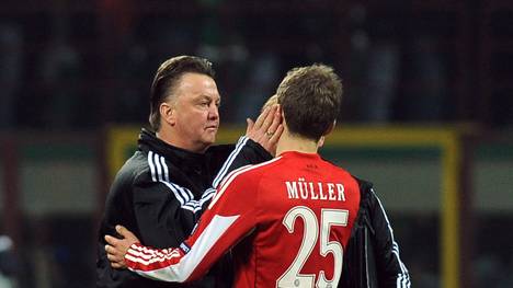 Louis van Gaal (l.) will Thomas Müller (r.) zu Manchester United locken