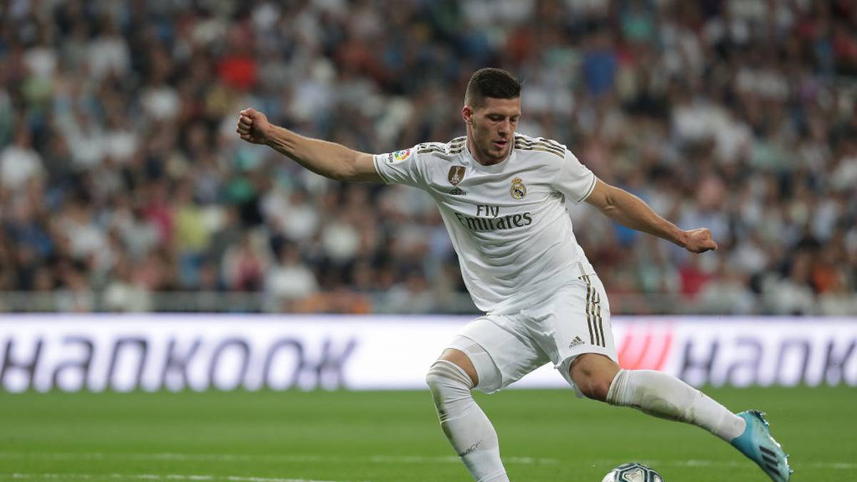 LUKA JOVIC (Real Madrid): Satte 27 Pflichtspieltore erzielte der Serbe im Vorjahr für Frankfurt - das machte ihn für ganz Europa interessant. Die Königlichen ließen sich Jovic dann 60 Millionen Euro kosten. Dort erhielt der Stürmer auch einige Chancen, doch bislang wartet der 21-Jährige noch auf seine Erlösung und sein Debüt-Tor für Real