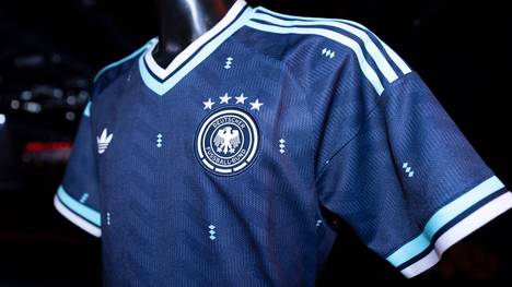 Die Meinungen zum neuen DFB-Trikot gehen auseinander. Doch ein Blick auf die Verkaufszahlen zeigt ein klares Bild, denn es verkauft sich besser als sein Vorgänger, das pinke Trikot.