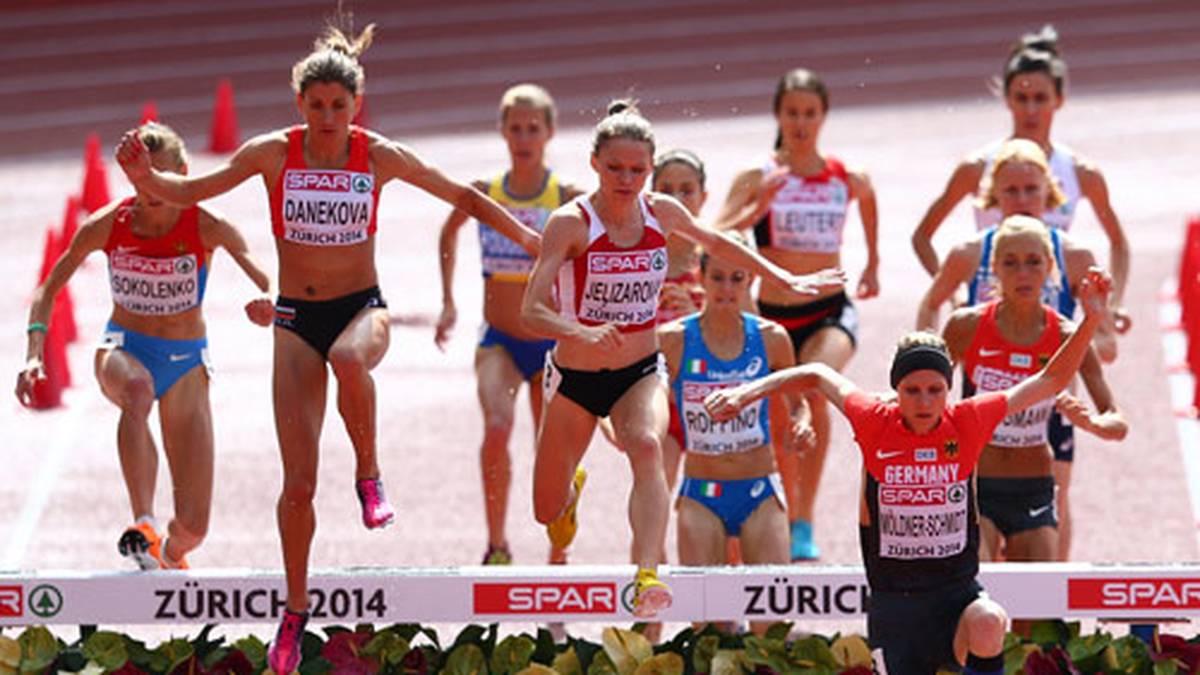 Ab durch die Hecke: Die Hindernis-Läuferinnen müssen mal wieder über den Holzbalken und dabei achtsam sein, dass es über, aber nicht in die Hecke geht