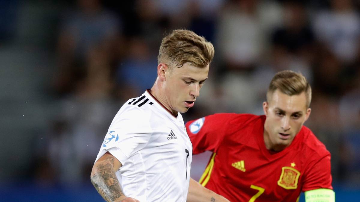 MAX MEYER: Scheiterte in der 7. Minute mit einem Kopfball (!) am Außenpfosten. Ansonsten präsent wie nie, immer in den freien Räumen, immer anspielbar. Zuckerpass vor Gnabrys Großchance nach einer Stunde - SPORT1-Note: 1,5