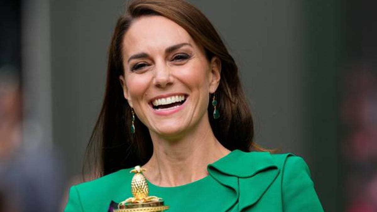 Prinzessin Kate übergibt wie 2023 den Siegerpokal in Wimbledon