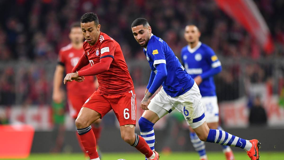 OMAR MASCARELL  (r., mit Bayerns Thiago) spielte eine starke Saison 2017/2018 bei Eintracht Frankfurt. Real Madrid machte von seinem Rückkaufrecht Gebrauch und verkaufte den Mittelfeldspieler weiter an Schalke. Taucht dort bislang völlig unter und kommt gerade mal auf vier Spiele