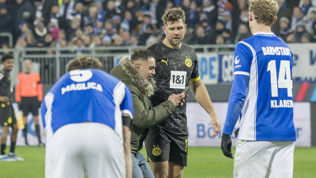 Füllkrug posiert mit Flitzer für Foto