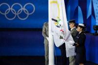 Bei der Eröffnungsfeier in Paris leisten sich Angehörige der französischen Armee einen Patzer. Sie hissen die olympische Flagge falsch herum. 