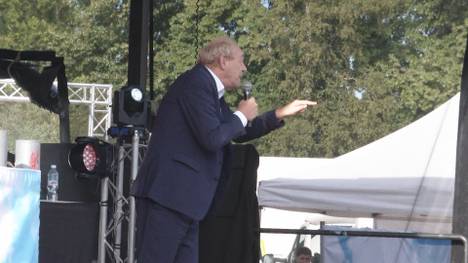 Nachdem die Eintracht-Fans beim Auftaktspiel gegen die Bayern wieder mit Pyrotechnik zündeten, ist der Präsident Peter Fischer stinksauer und droht den Fans mit der Schließung des Stadions. 