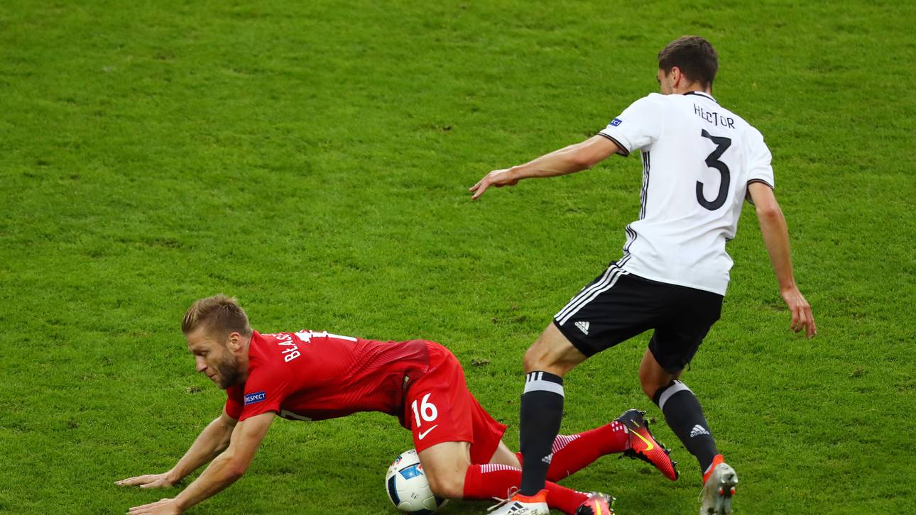 UEFA hadert mit Rasenqualität