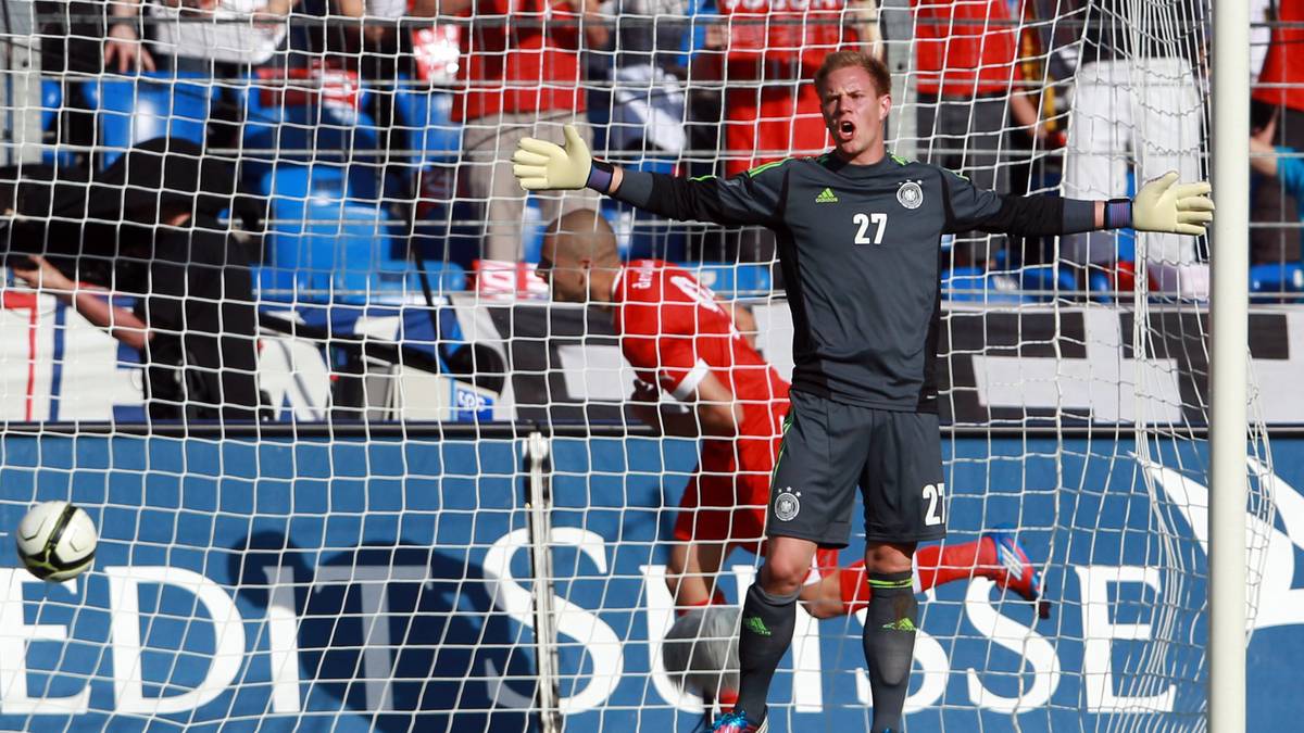 Auch in der Nationalmannschaft gibt er nicht immer eine gute Figur ab. Beim 3:5 in der Schweiz vor der EM 2012 sieht er bei zwei Treffern der Eidgenossen alt aus. Für die EM wird er nicht nominiert