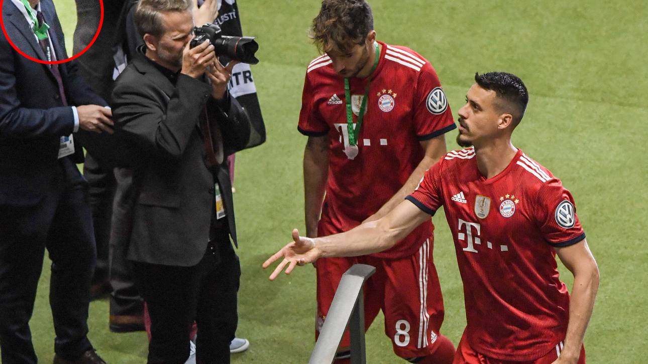 Sandro Wagner wirft seine Medaille im Berliner Olympiastadion ins Publikum