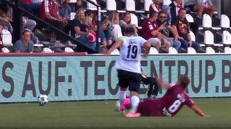 Rote Karte für Fortuna Köln im Duell mit dem SC Verl: Kurz vor der Pause muss Luca Majetic nach einem Foul vorzeitig vom Platz.