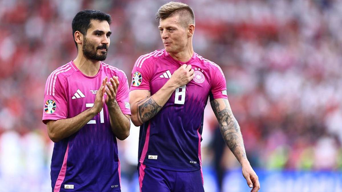 Ilkay Gündogan (l.) und Toni Kroos (r.) nach dem Sieg gegen Ungarn