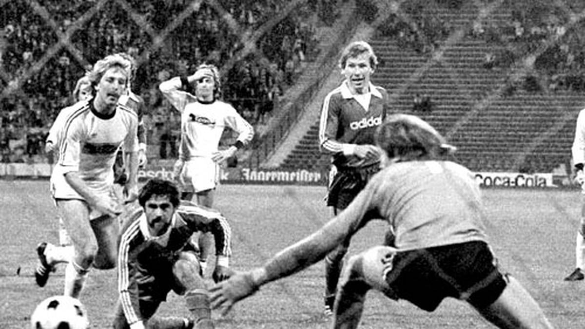 TENNIS BORUSSIA BERLIN (hier Torhüter Hubert Birkenmeier): 2 Jahre - zuletzt 1976/77