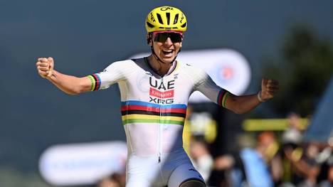 Tadej Pogačar triumphiert auf der dritten Etappe der diesjährigen Tour de France. Dabei sorgt der Sieg des Slowenen für eine besondere Situation an der Spitze.