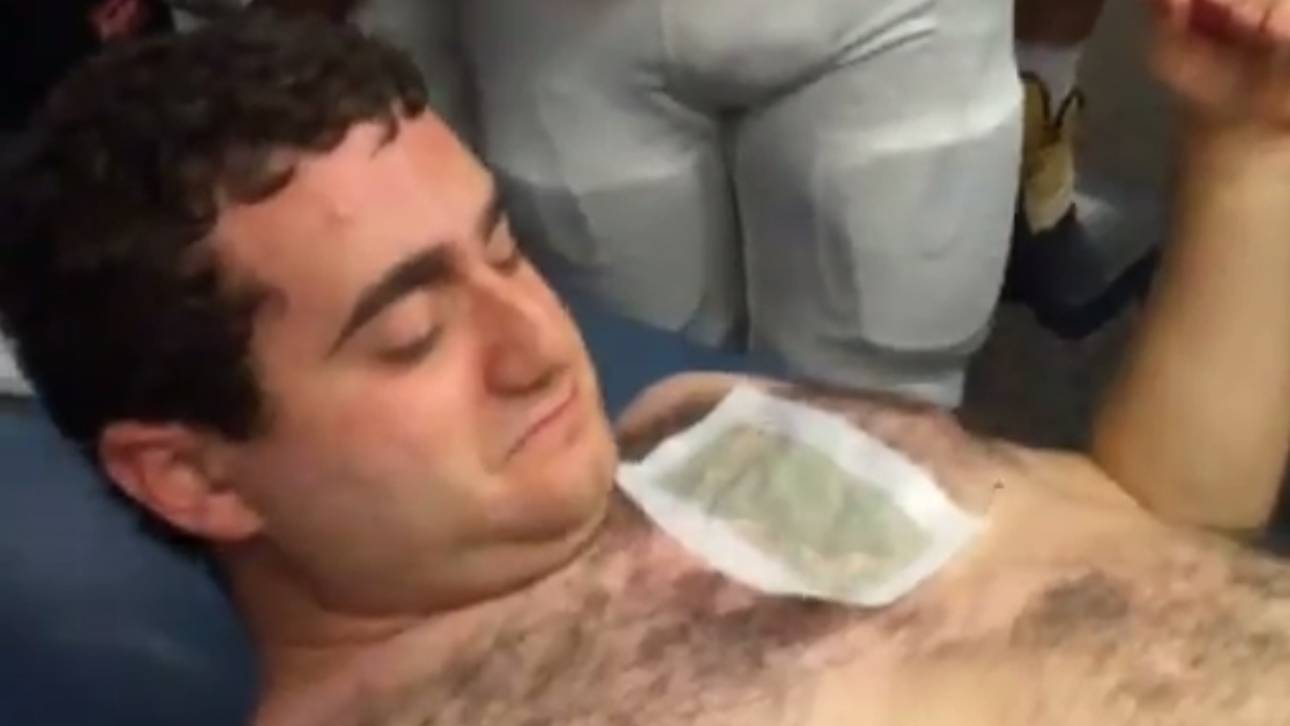 Footballer feiern mit Brustenthaarung