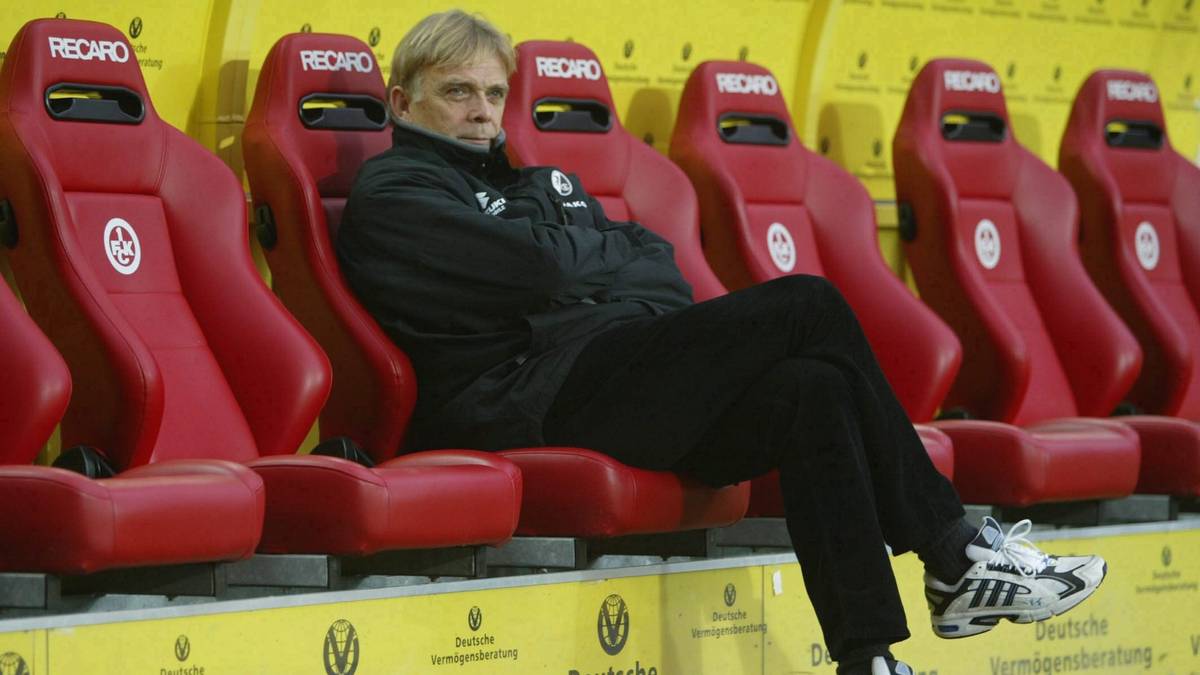 Kult-Trainer Volker Finke durfte allerdings trotz dieses Negativrekords seine Arbeit im Breisgau weiterführen und ging den Weg in die 2. Bundesliga mit