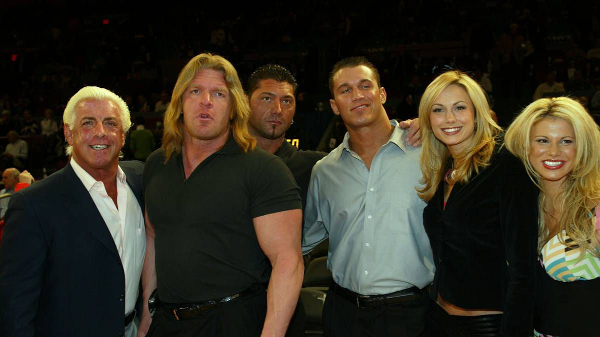 ... hier besuchte sie zusammen mit der Gruppierung Evolution um Triple H (2.v.l.) und den späteren Hollywood-Star Batista ein NBA-Spiel im New Yorker Madison Square Garden