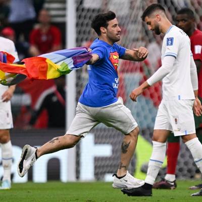 Ein Flitzer, der für Menschenrechte protestiert, stürmt das Spielfeld des Spiels Portugal gegen Uruguay. Ruben Neves hofft, dass ihm nichts passiert.