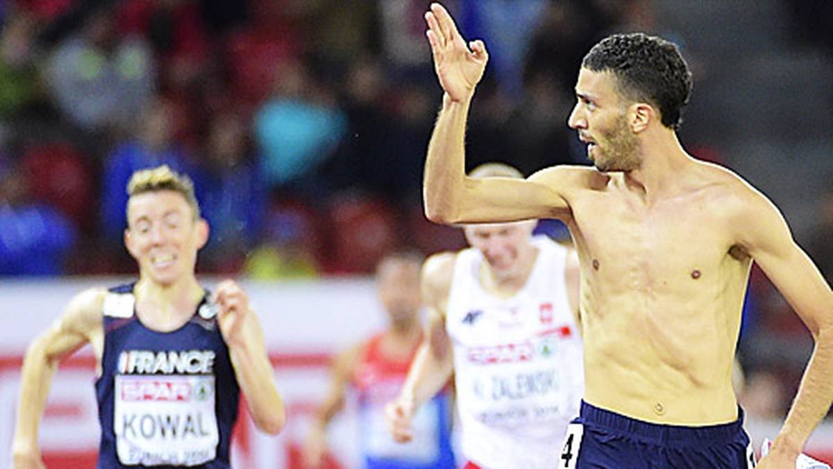 Am Ende verhöhnt der vermeintliche Sieger noch das Feld hinter ihm. Teamkollege Yoann Kowal rückt nach