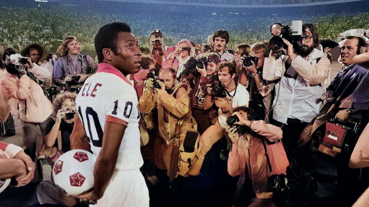 Mit seinen Tricks verzauberte Pelé die Fans - und torgefährlich war er auch. In 1365 Spielen, wenn auch nicht alle offiziell, erzielte er 1281 Tore. Elf Mal war er der beste Torjäger einer offiziellen Meisterschaft oder eines Turniers, aber kurioserweise nie bei einer WM.