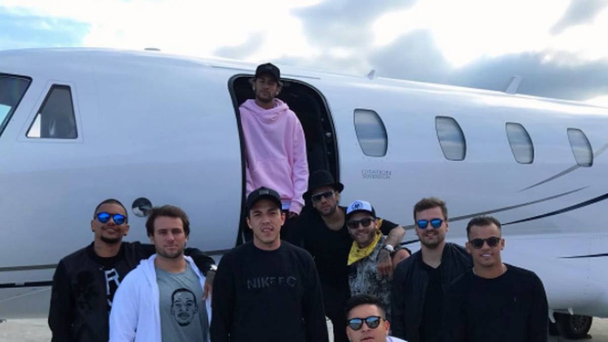 Wer hat, der hat. Barca-Star Neymar ist mit seiner Gang im Privatjet unterwegs
