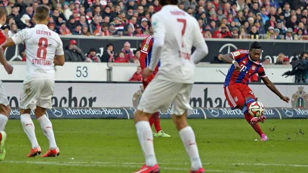 David Alaba (r.) trifft per Freistoß gegen den VfB Stuttgart