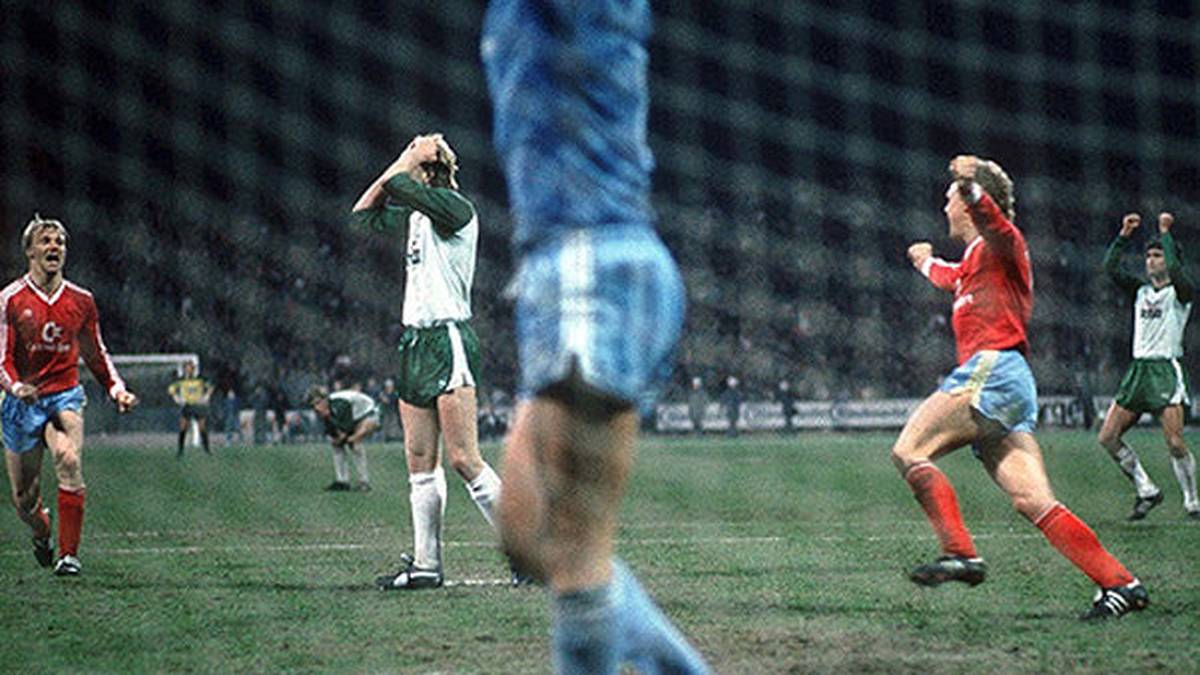 ...und den Ball nur an den Pfosten setzt. Kutzop trauert, Bayern-Torwart Jean-Marie Pfaff jubelt. Die Münchner werden wenige Tage später in einem Herzschlagfinale doch noch Meister