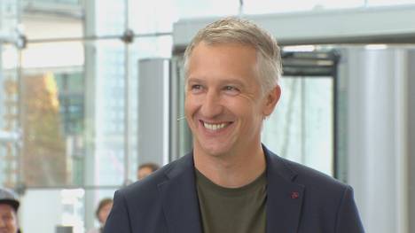 Frank Baumann spricht im STAHLWERK Doppelpass nach dem Last-Minute-Sieg gegen Borussia Dortmund über die Emotionen bei Werder Bremen. 