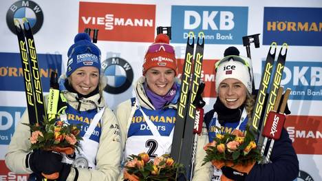 Denise Herrmann (Mitte), Franziska Preuß (links) und die Norwegerin Tiril Eckhoff standen am Freitag nach dem Sprint auf dem Podium