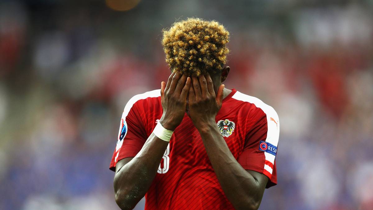 Auf der anderen Seite kann es Alaba nicht fassen. Die Österreicher spielen erst eine gute Qualifikation und scheitern dann kläglich in der EM-Vorrunde