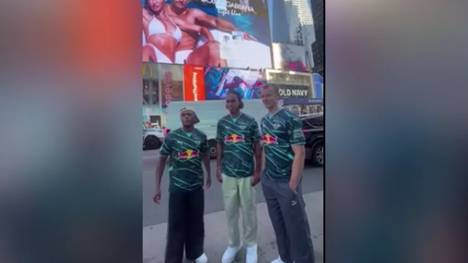 Bundesligist RB Leipzig ist aktuell auf USA-Tour und nutzt die Gelegenheit, in New York das neue Ausweichtrikot des Klubs zu präsentieren.