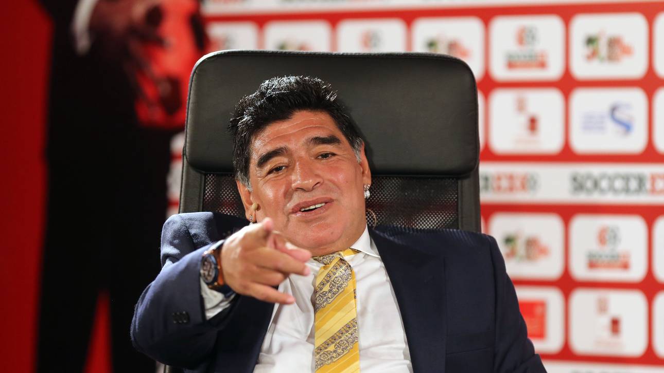Maradona beschenkt Ex-Schiri