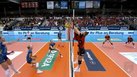 Der Dresdner SC empfängt den SSC Palmberg Schwerin zum Ostderby in heimischer Arena. Vor ausverkauftem Haus entwickelt sich ein packendes Derby, in dem am Ende eine Spielerin zur Heldin wird.