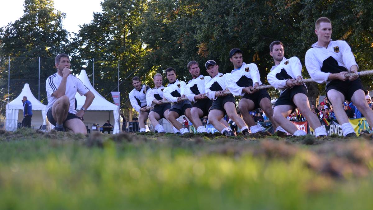 TAUZIEHEN: Acht Männer auf der einen Seite des Taus, acht Männer auf der anderen - und dann die pure Kraftexplosion, bis das gegnerische Team über die Mitte gezogen ist. So simpel ist Tauziehen. Die Sportart ist weltweit organisiert , es gibt Welt- und Europameisterschaften. Und das deutsche Team ist in der Weltspitze dabei, bei den World Games 2013 gab's Bronze in der Klasse bis 640 Kilo