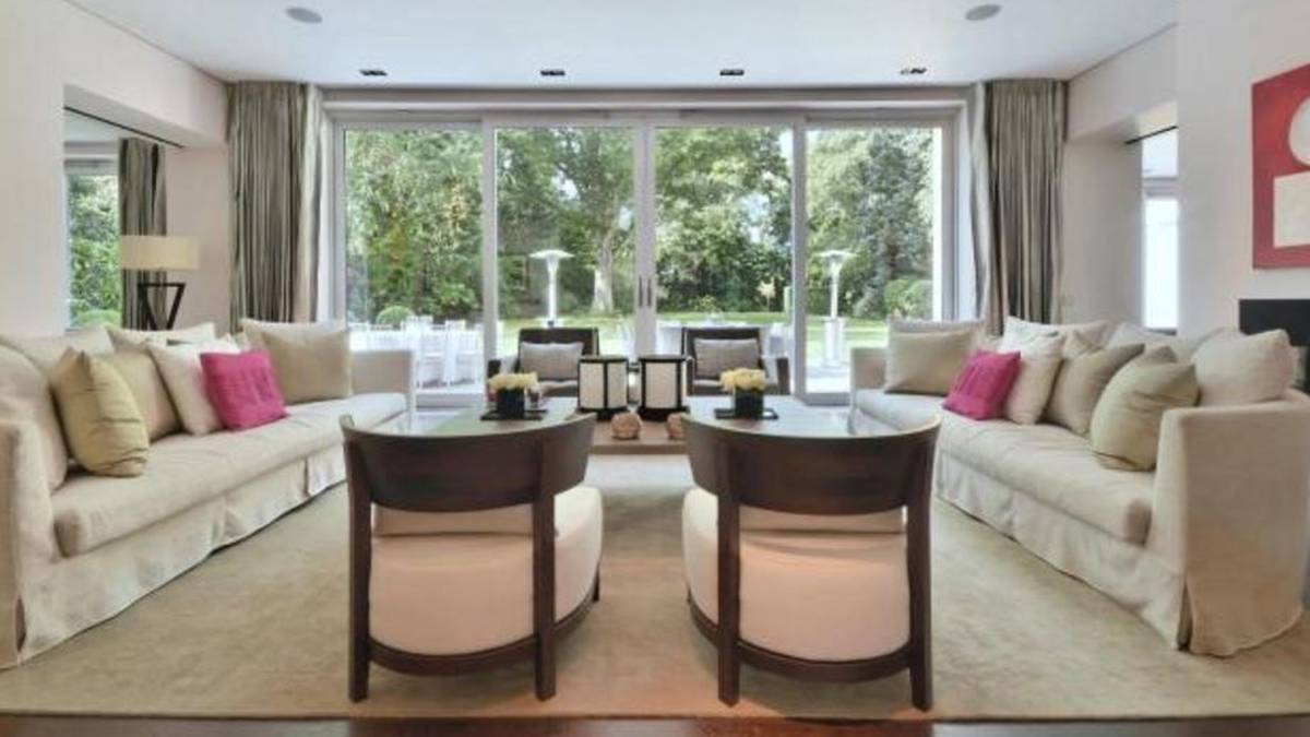 Die Einrichtung seines neues Hauses ist hell und modern gehalten. Platz für Besuch ist bei sechs Schlafzimmern reichlich vorhanden