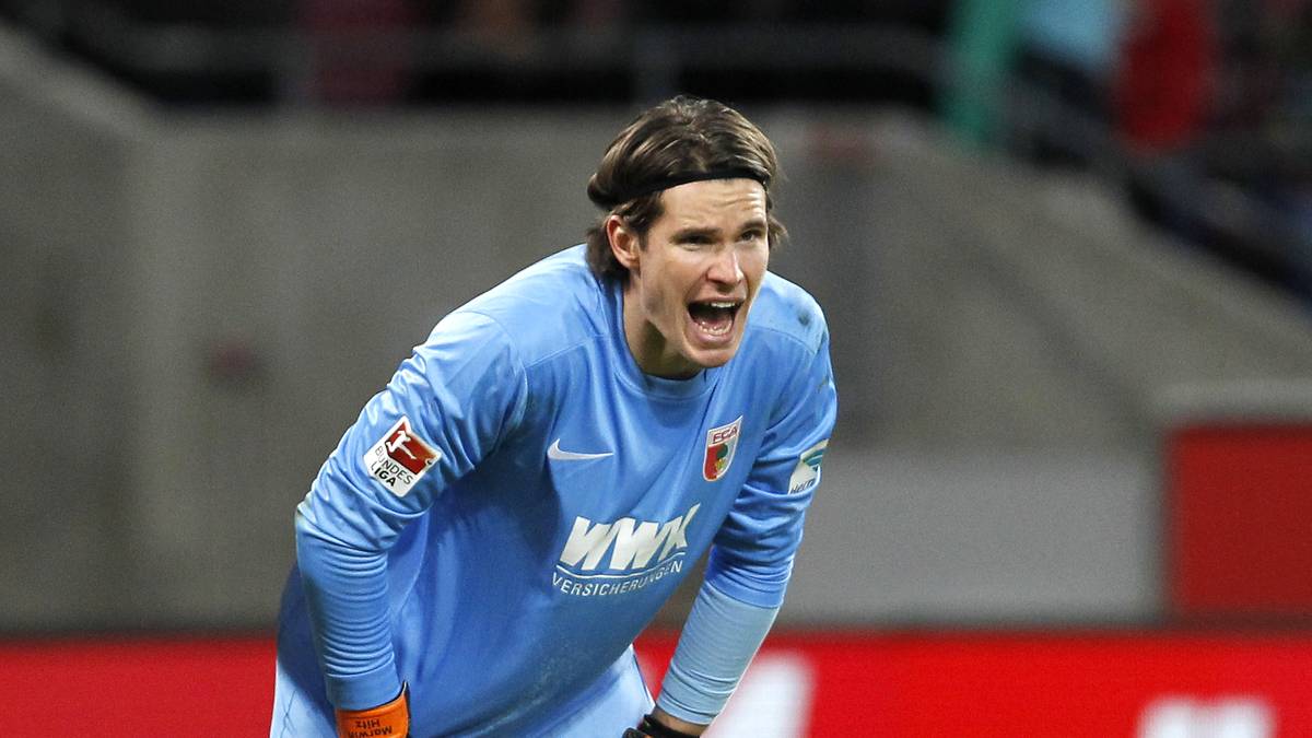 Marwin Hitz sorgt mit einer Unsportlichkeit für Aufsehen: Augsburgs Keeper ramponiert den Elfmeterpunkt, wo Kölns Stürmer hinterher wegrutscht. Doch nicht nur er greift zu unfairen Mitteln. SPORT1 zeigt weitere Übeltäter 