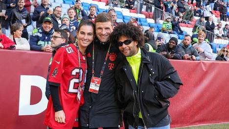 Die Tampa Bay Buccaneers um Tom Brady rocken die Allianz Arena. Das NFL-Spektakel lassen sich auch die Spieler des FC Bayern München nicht entgehen. 