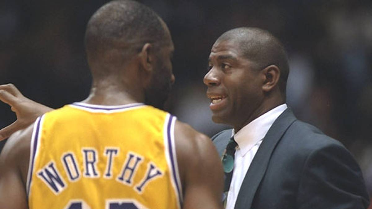 1994 übernahm Johnson nach dem Rauswurf von Randy Pfund das Traineramt bei den Lakers. Nach einer Pleitenserie zu Saisonende verpassten die Lakers die Playoffs und "Magic" gab seinen Rücktritt bekannt
