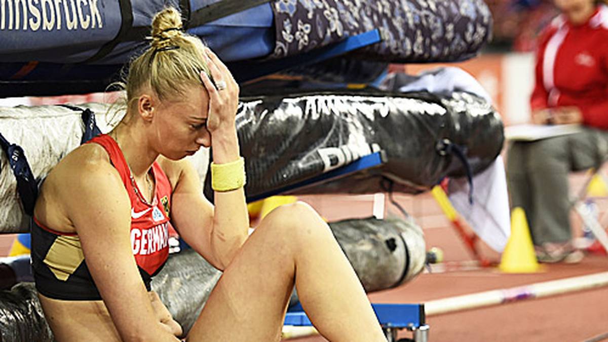 Trotz vieler Fehlversuche kann sie bis zum Schluss noch auf Bronze hoffen, verliert aber im letzten Sprung der Konkurrenz den Medaillenrang. Die Tränen sind verständlich