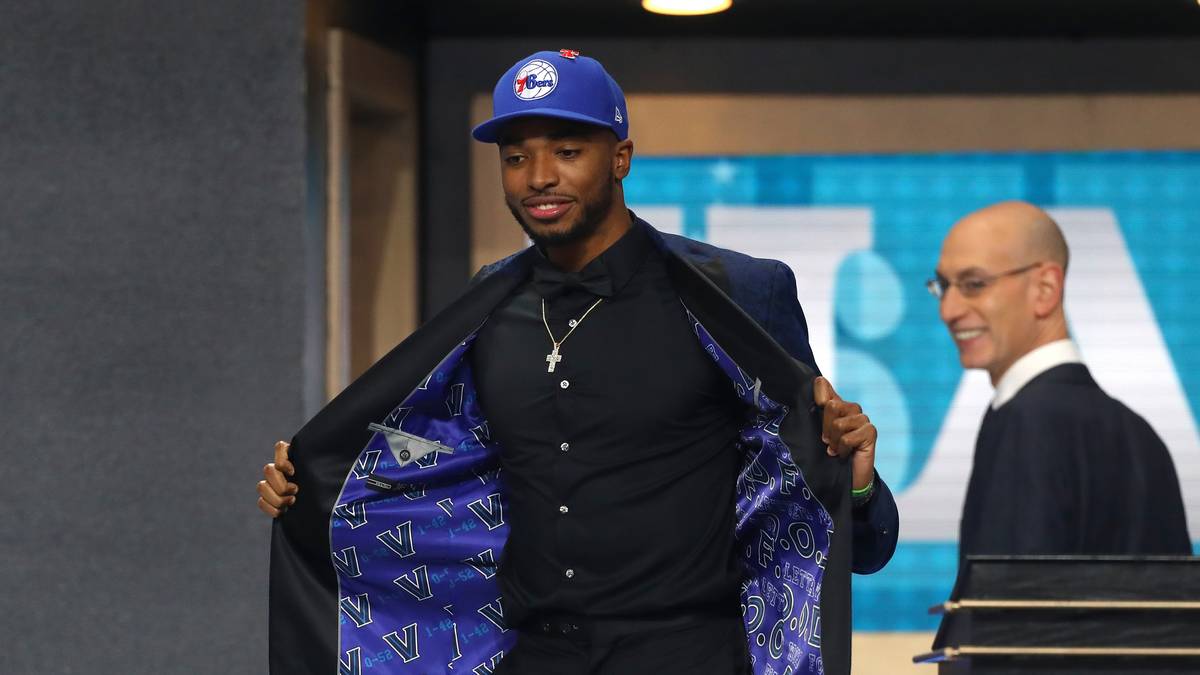 PICK 10 - MIKAL BRIDGES (Forward, Villanova) - PHOENIX SUNS (Trade von Philadelphia 76ers). Klassischer 3-And-D Flügel in der NBA - mit vier Jahren College-Erfahrung. Bridges zeigte mit Villanova, dass er ein Winner ist und in wichtigen Spielen noch eine Schippe drauflegt